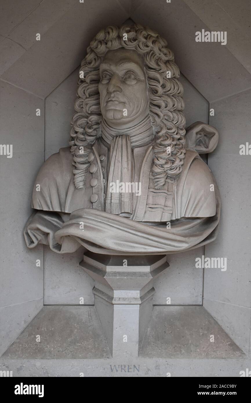 Bust of Sir Christopher Wren outside Guildhall Art Gallery, Guildhall Yard, Moorgate, London EC2 Stock Photo