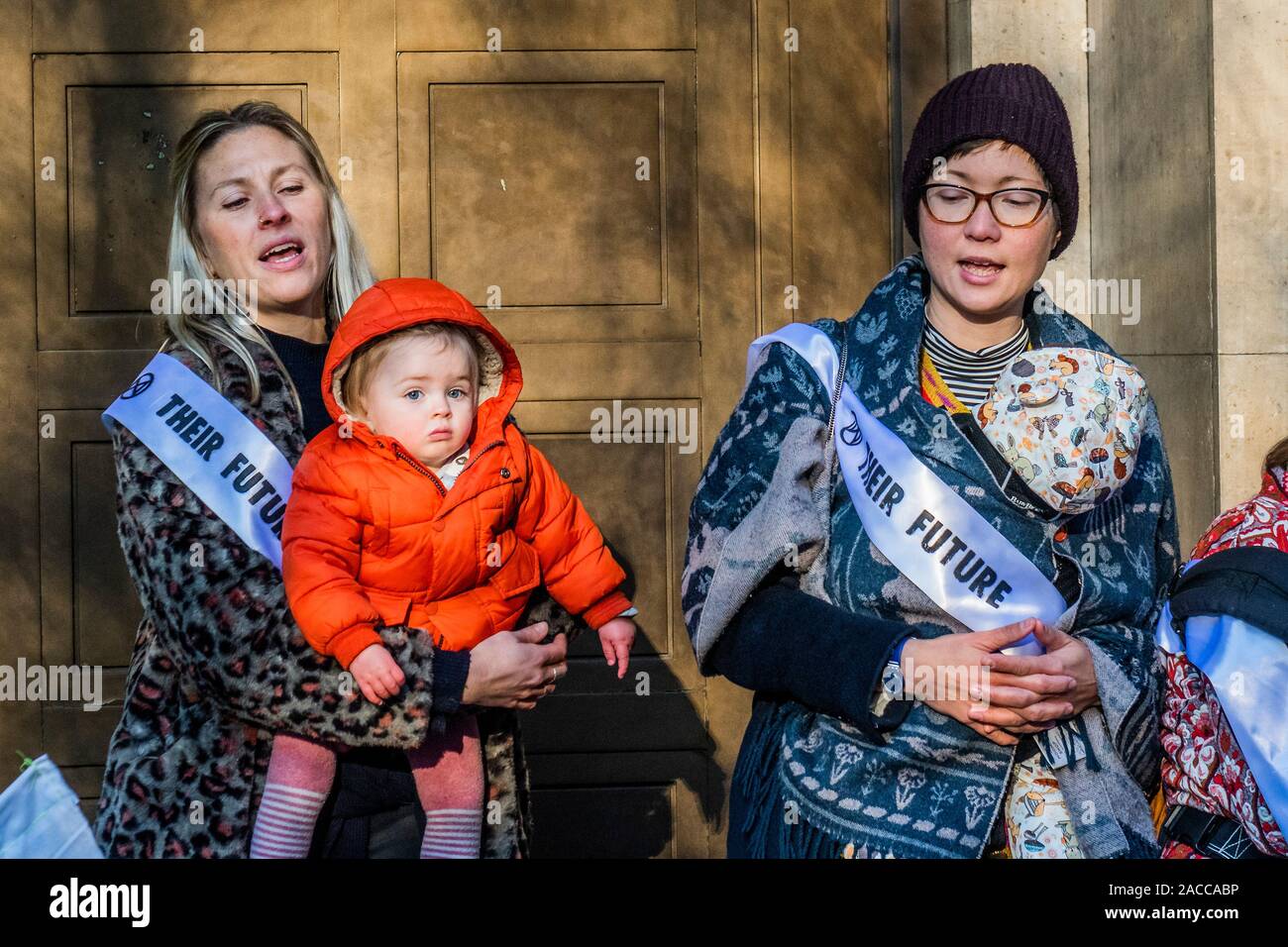 London Uk 02nd Dec 2019 Feeding And Singing Outside The Brexit