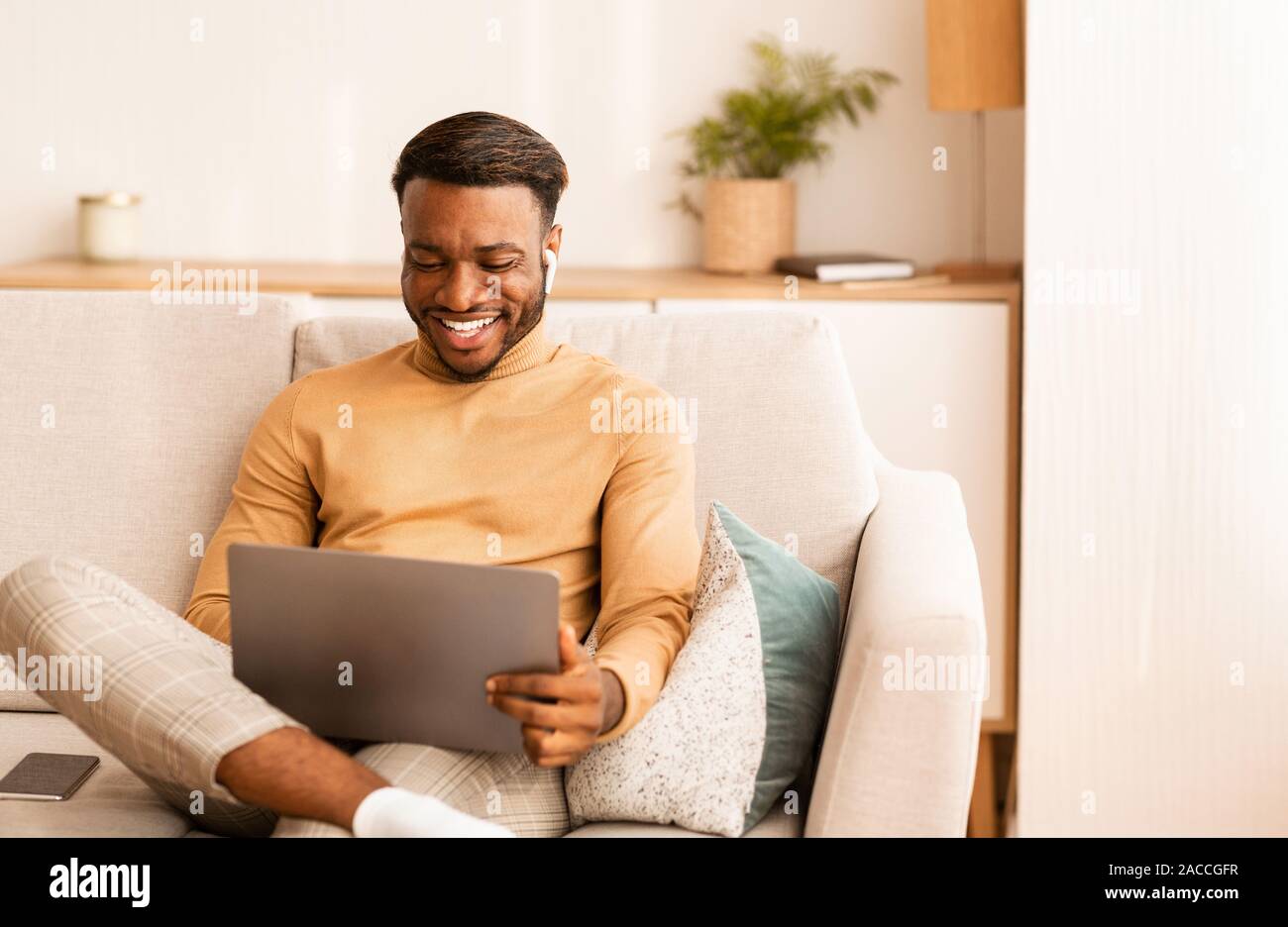 using earbuds with laptop