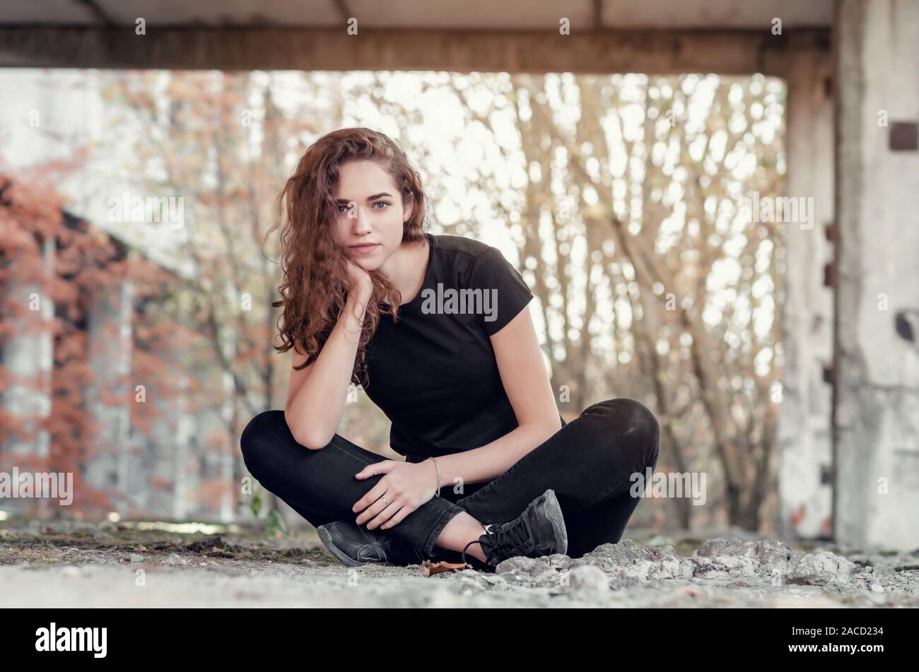 Girl cross legs teenager hi-res stock photography and images - Alamy
