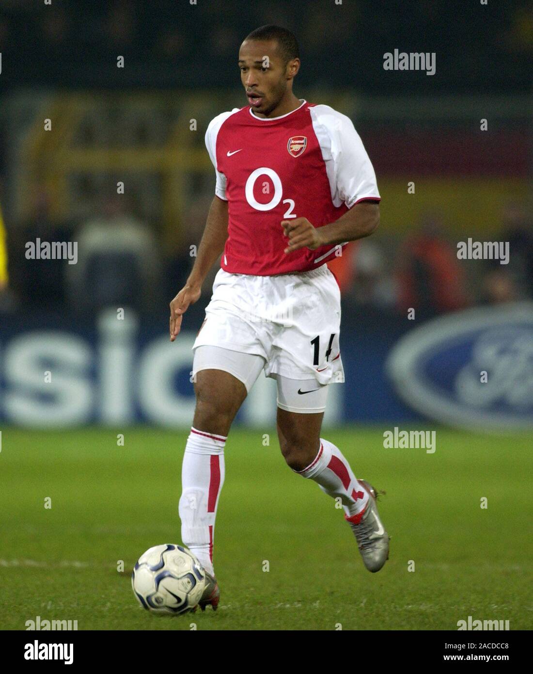 Thierry henry arsenal 2002 hi-res stock photography and images - Alamy