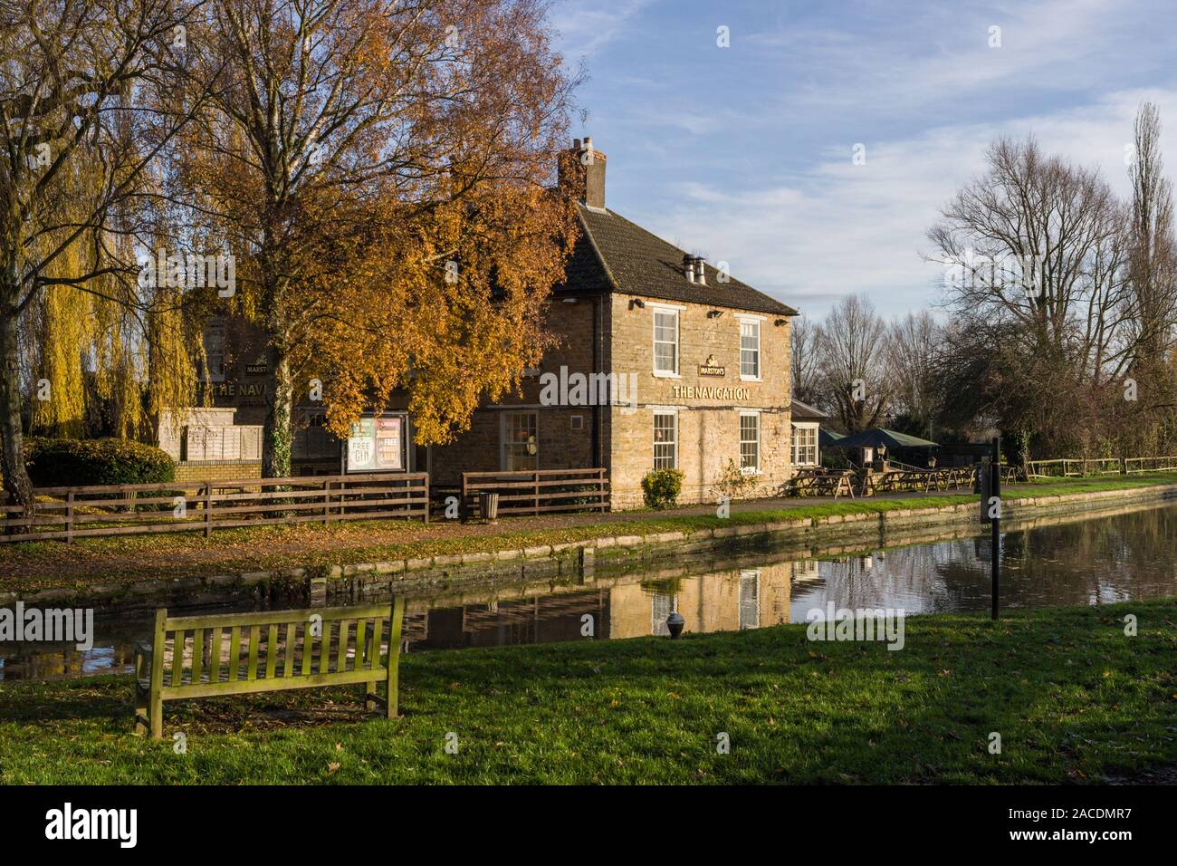 The Navigation Inn in Autumn; a pretty canal-side pub at Stoke Bruerne, Northamptonshire, UK Stock Photo