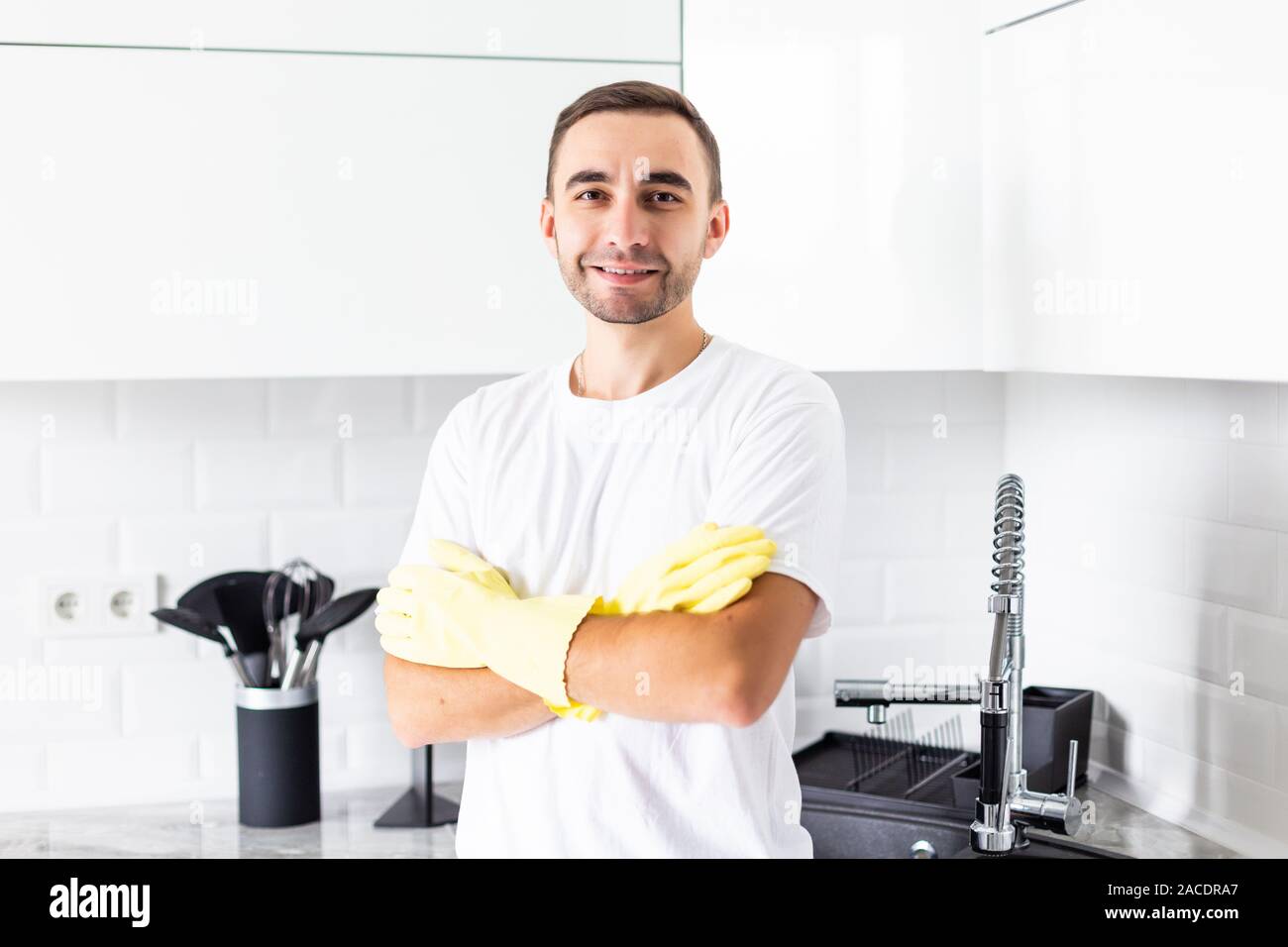 man washing dishes cleaning kitchen at home Stock Photo - Alamy