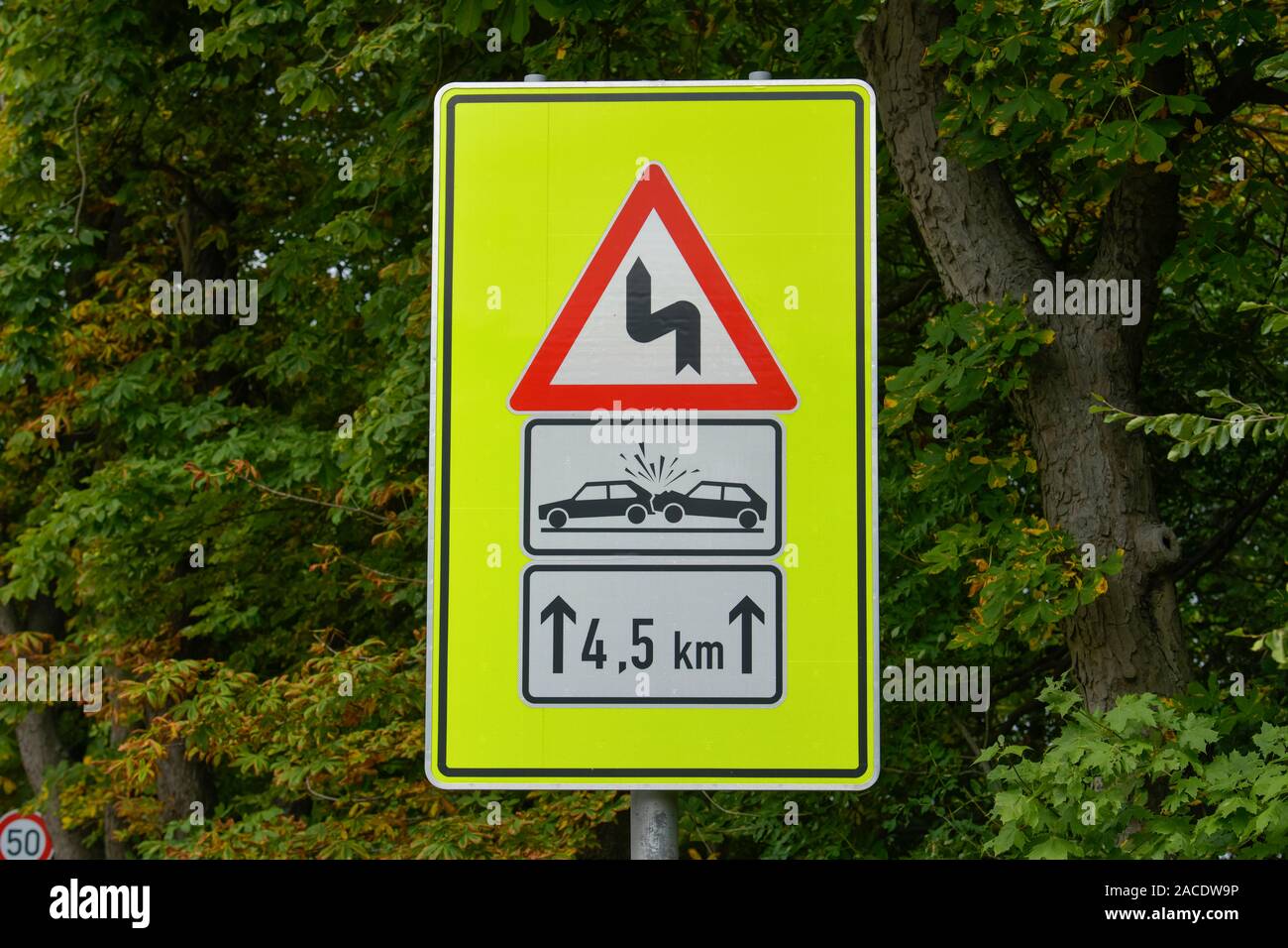 Schild Gefahr, Kurven, Landstraße B85, Kyffhäuser, Thüringen, Deutschland Stock Photo