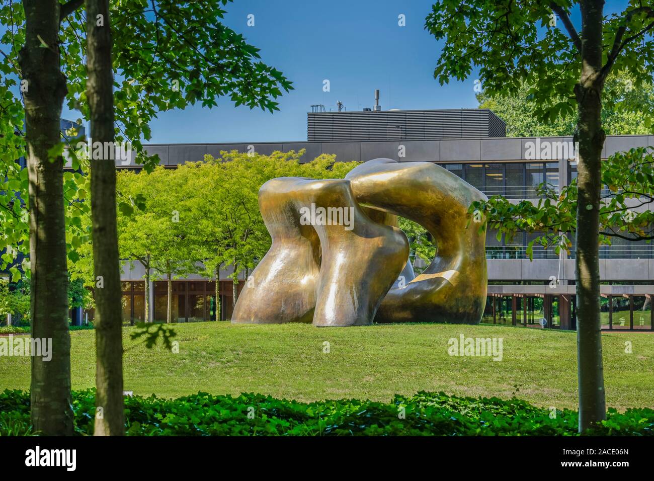 Skulptur von Henry Moore 'Large Two Forms' , Bundesministerium für wirtschaftliche Zusammenarbeit und Entwicklung, ehemaliges Bundeskanzleramt, Strese Stock Photo