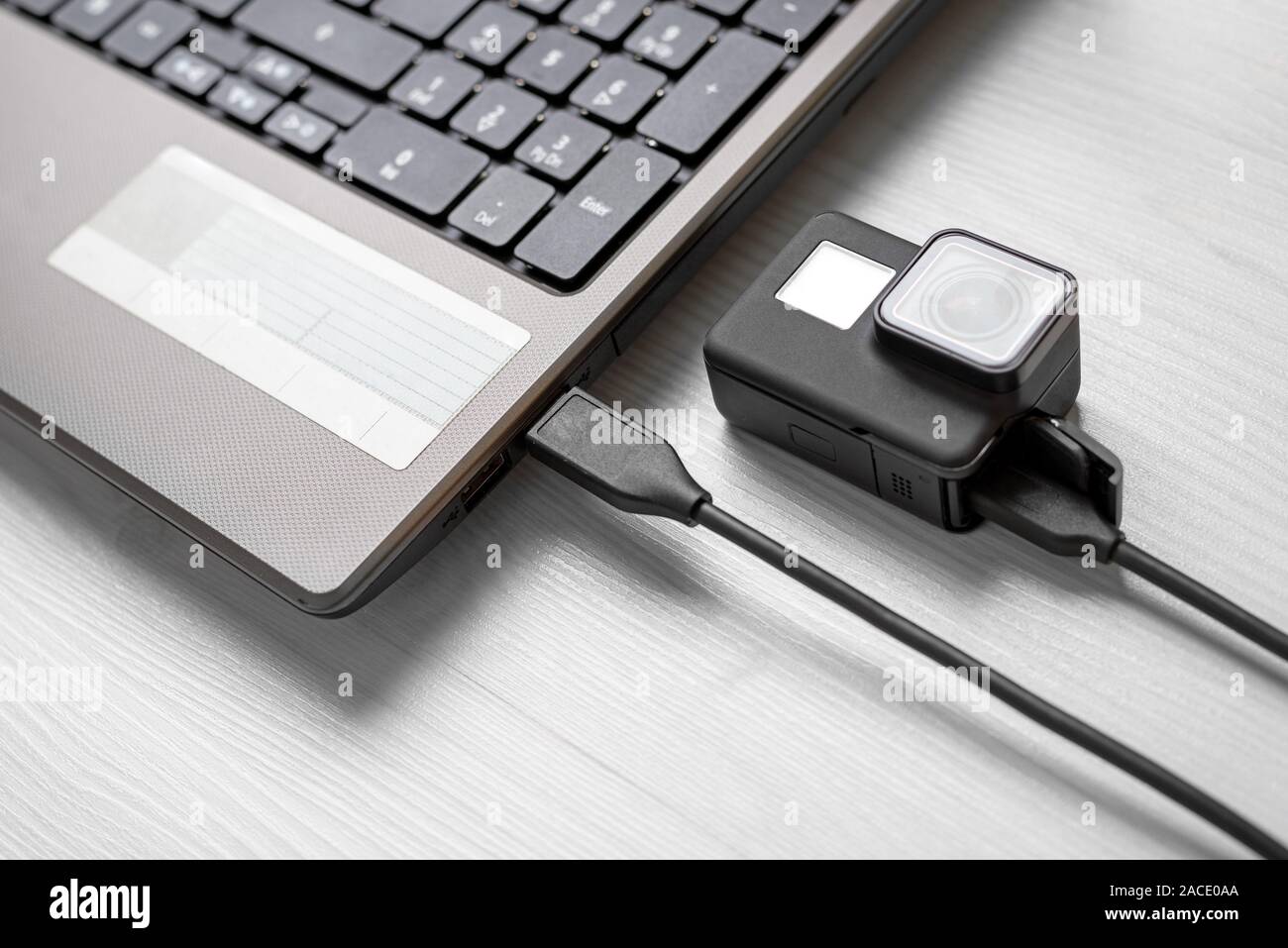 Camera connected to laptop hires stock photography and images Alamy