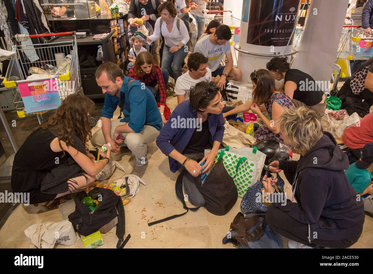 PLASTIC ATTACK CAMPAIGN IN MONOPRIX SUPERMARKET MONTPARNASSE, PARIS Stock Photo