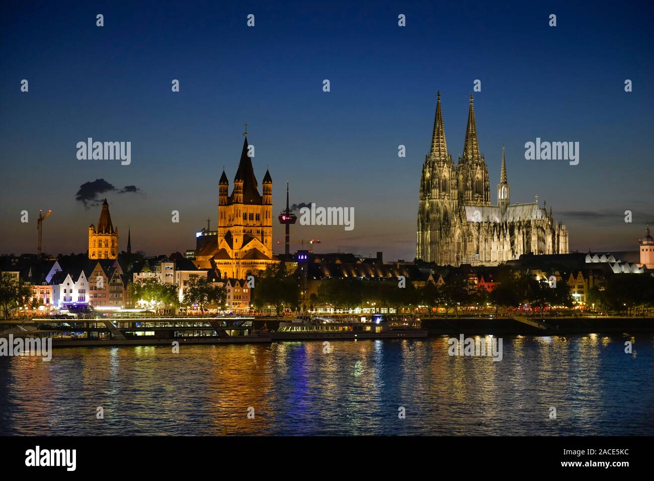 Kölner Stadtpanorama mit Dom, Gross St. Martin, Altstadt, Rhein, Köln, Nordrhein-Westfalen, Deutschland Stock Photo
