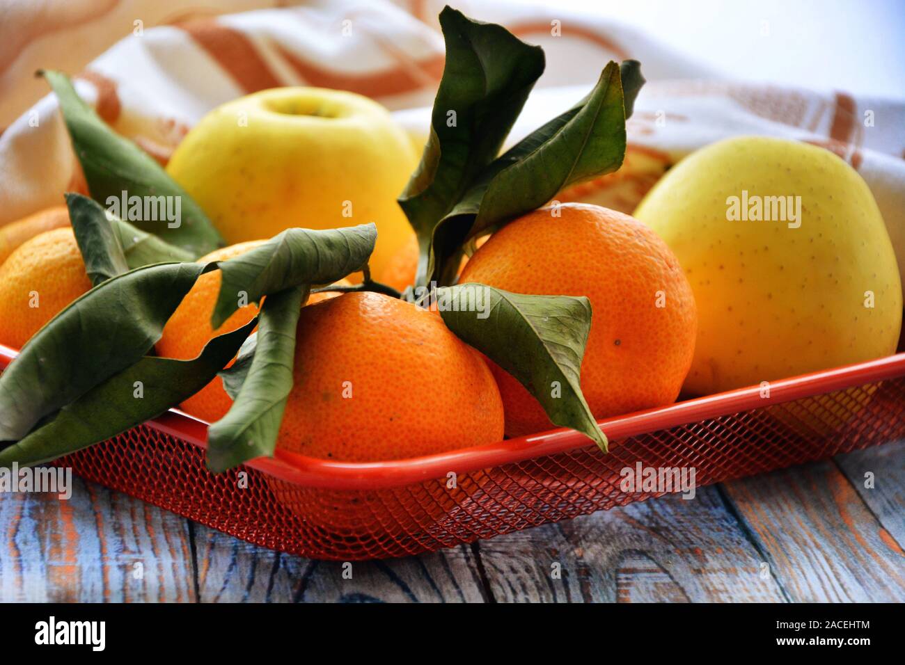 Mandarin oranges apples hires stock photography and images Alamy