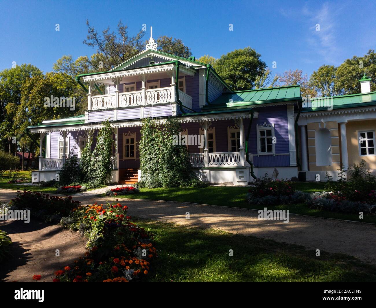 Old wooden house and flowerbed in Spasskoe-Lutovinovo, Turgenev's estate in sunny summer day copy space Stock Photo