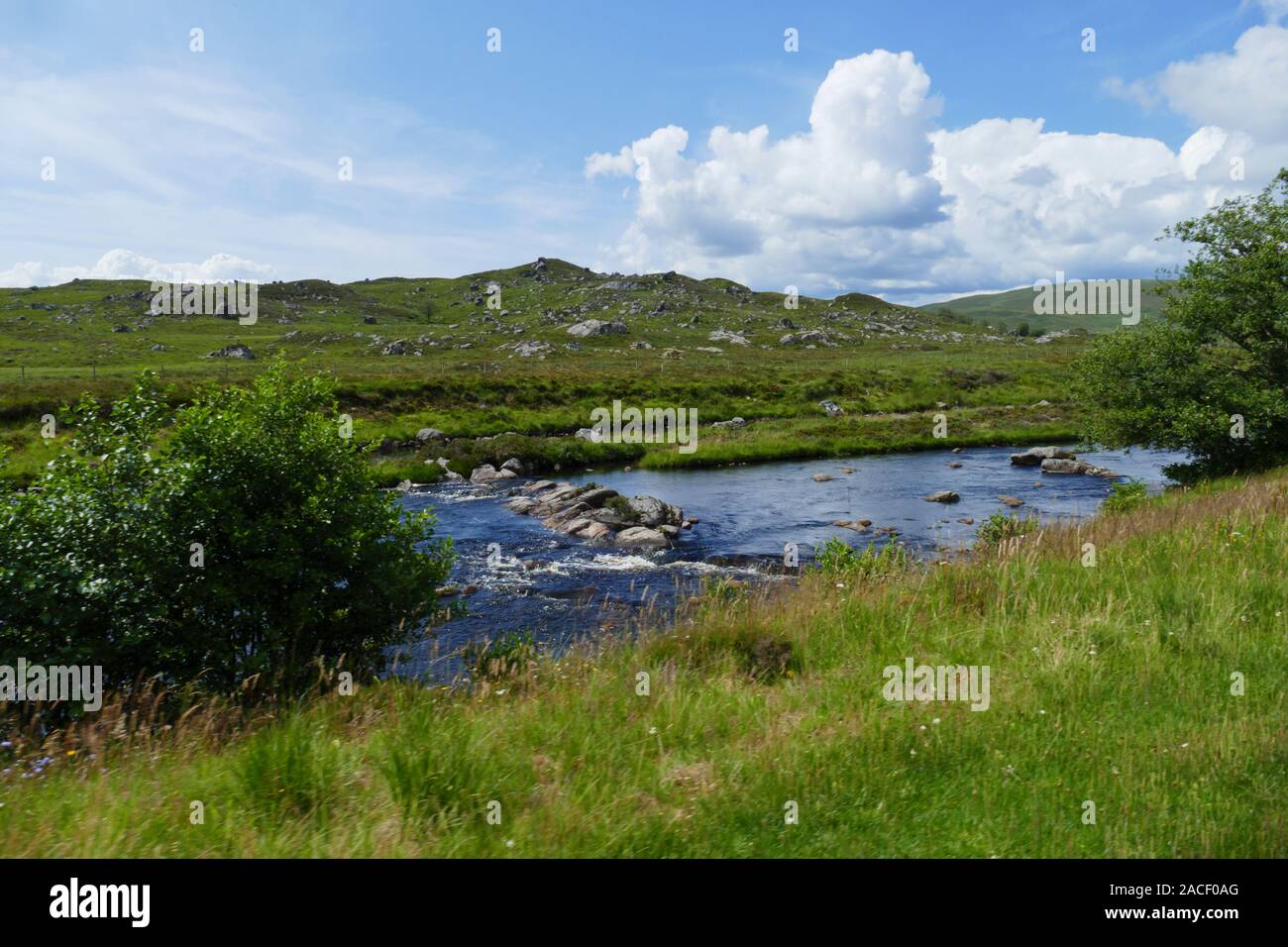 Fluss Black Water in den Highlands von Schottland, Großbritanien Stock Photo