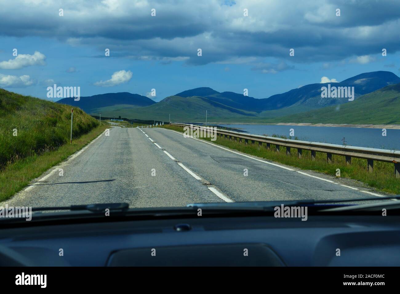 Blick aus dem Auto auf die Straße bei Loch Glascarnoch, Highlands von Schottland Stock Photo
