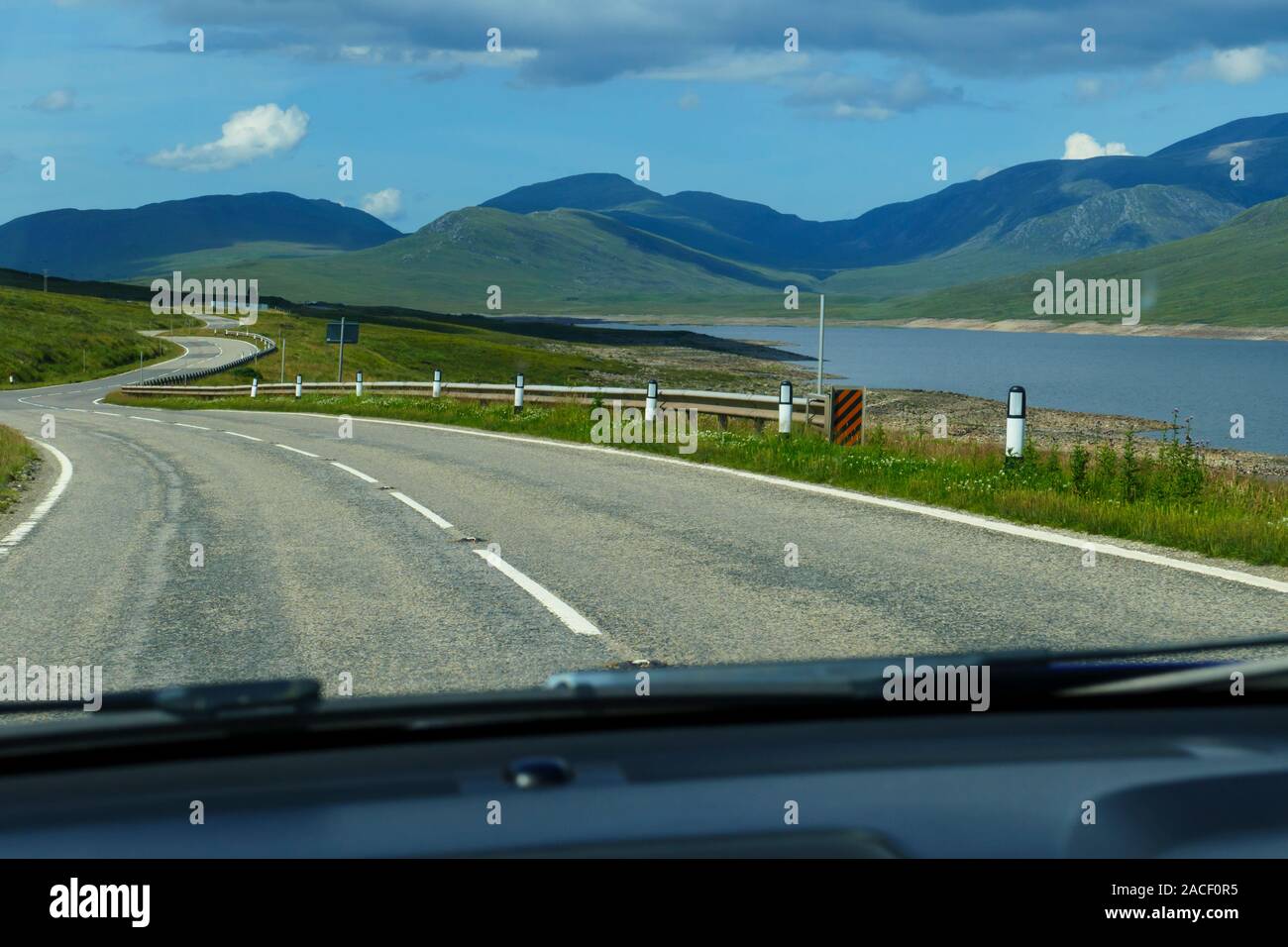 Blick aus dem Auto auf die Straße bei Loch Glascarnoch, Highlands von Schottland Stock Photo