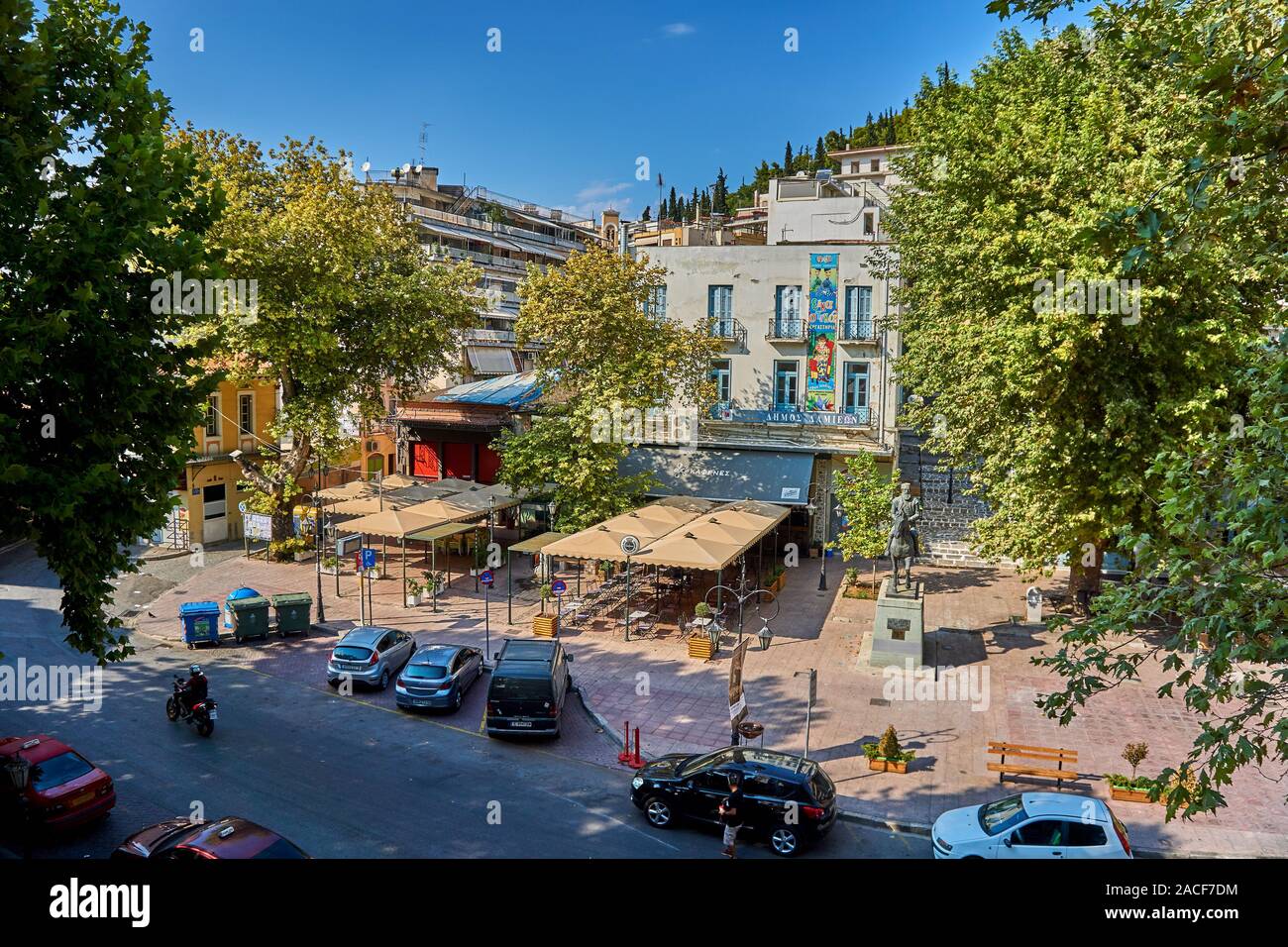 Scenic view from the picturesque People's Square (Platia Laou) in Lamia  city Phtiotis, Greece. The square is featuring the statue of Aris  Velouchiotis Stock Photo - Alamy