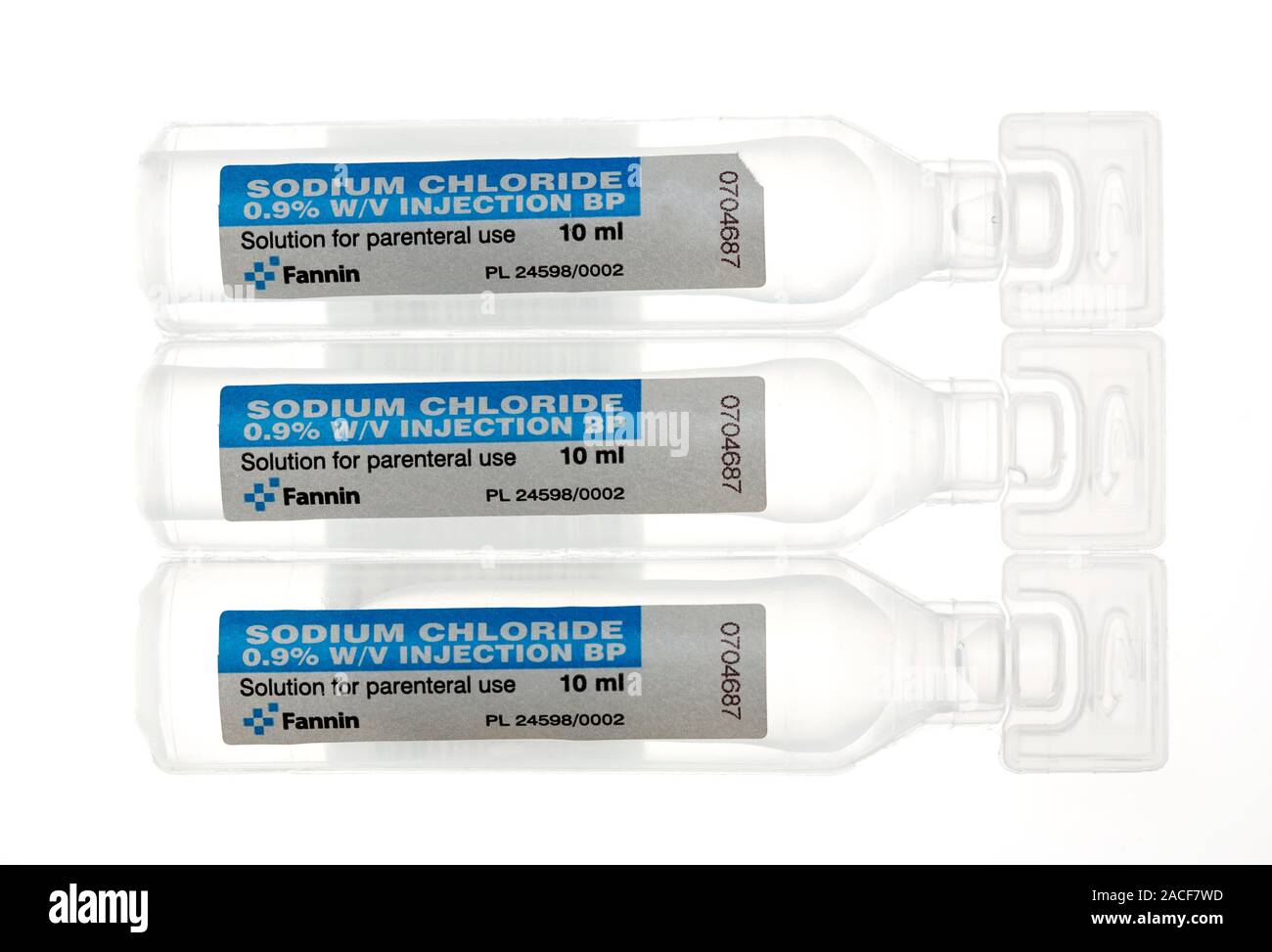 Saline pods. Vials containing sterile saline (sodium chloride) solution,  which will be intravenously injected using a syringe Stock Photo - Alamy