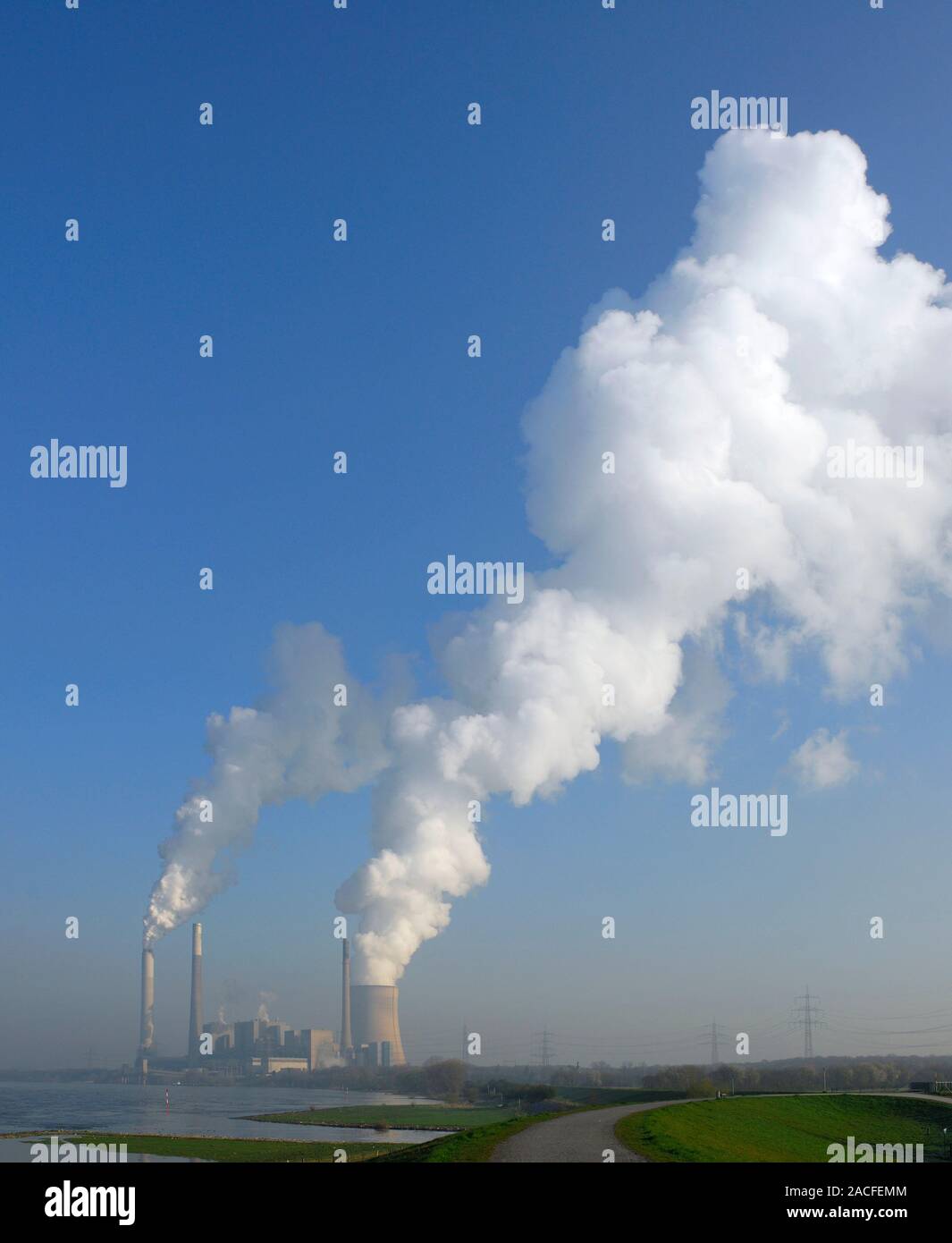 Coal-fired power station. This power station burns coal to heat water ...