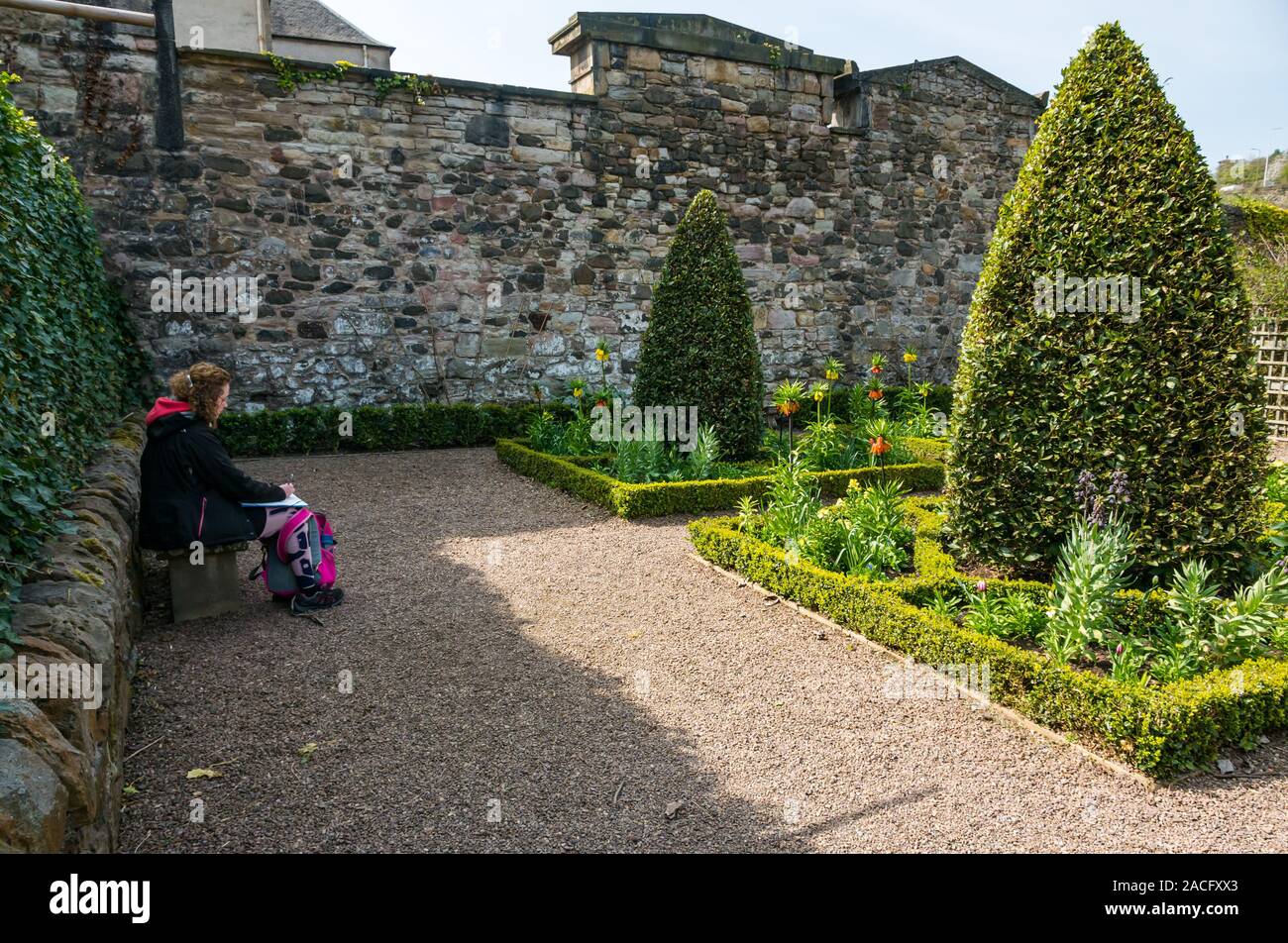 Women sketching, Dunbars Close Gardens, Edinburgh, Scotland, UK Stock Photo