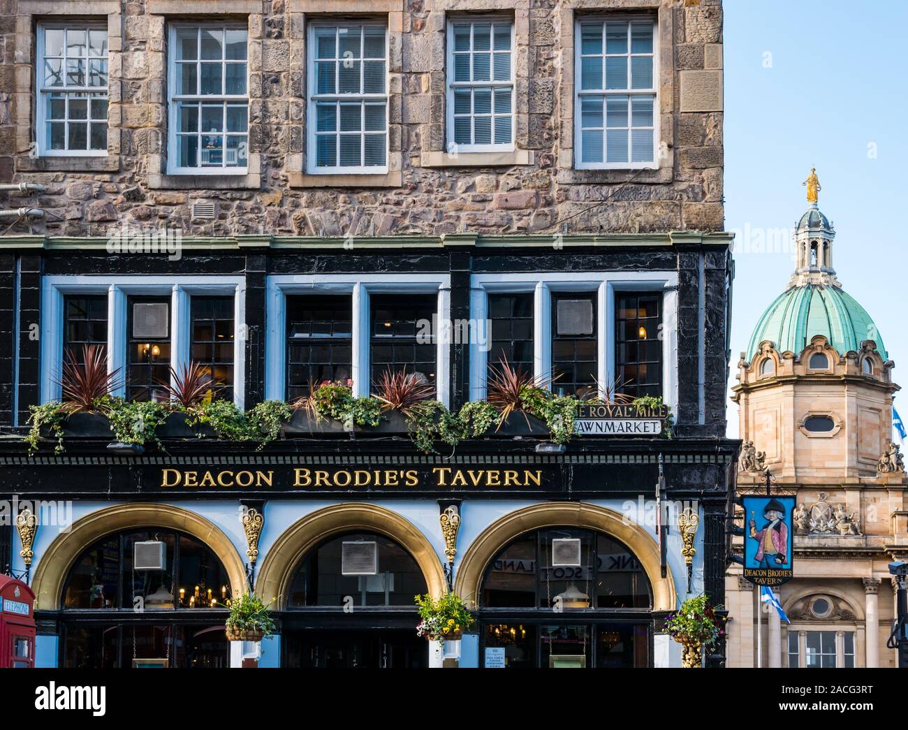 Deacon Brodie's Tavern pub & Bank of Scotland dome, Royal Mile, Edinburgh, Scotland, UK Stock Photo