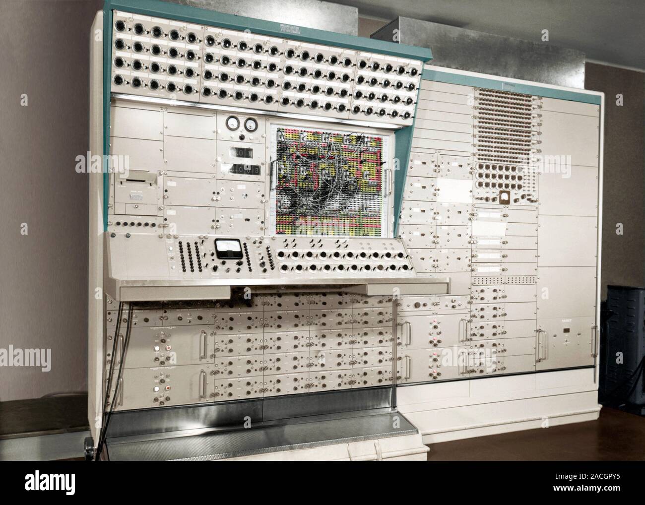 Analog computer 1937. Аналоговым компьютером авк-31. Аналоговые (авм). Аналоговый компьютер. An analogue computer is.