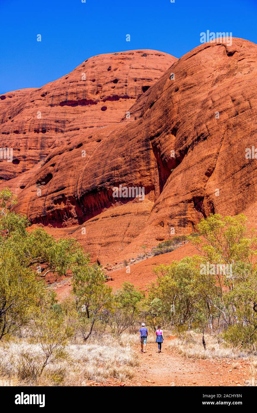 A couple of hikers along the Valley of the Winds walk in the Olgas. Kata Tjuta, Northern Territory, Australia Stock Photo