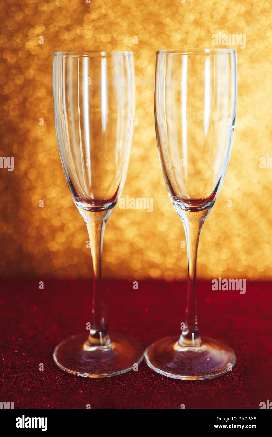 Two champagne glasses splash with drops hi-res stock photography and ...