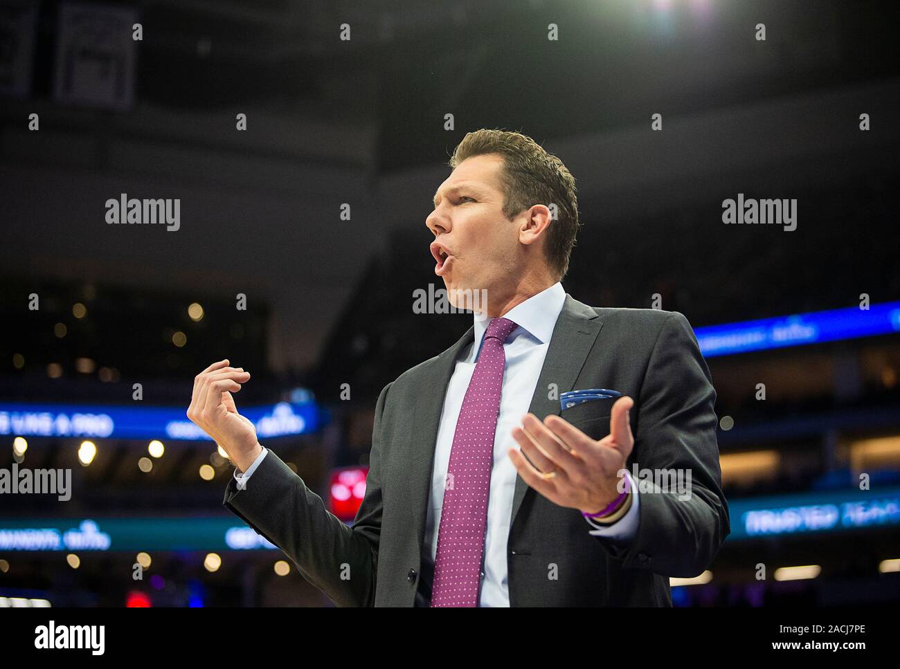 Sacramento, CA, USA. 2nd Dec, 2019. Sacramento Kings coach Luke Walton talks to players during a game against the Chicago Bulls at Golden 1 Center on Monday, December 2, 2019 in Sacramento. Credit: Paul Kitagaki Jr./ZUMA Wire/Alamy Live News Stock Photo