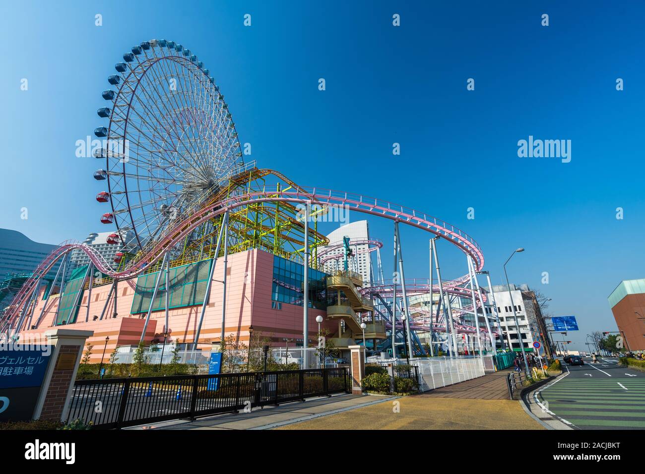 YOKOHAMA, JAPAN - March 26, 2019: Giant ferris wheel Cosmo Clock 21 ain Yokohama Minatomirai, Japan Stock Photo