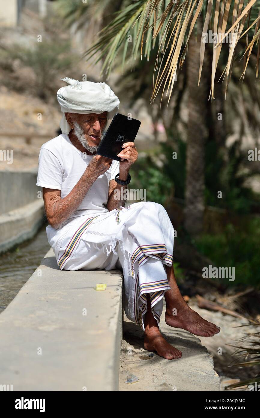 Ad Dakhiliyah, Oman, NOVEMBER 24rd, 2018: Portrait omani man which shaving himself in Falaj Irrigation System Stock Photo