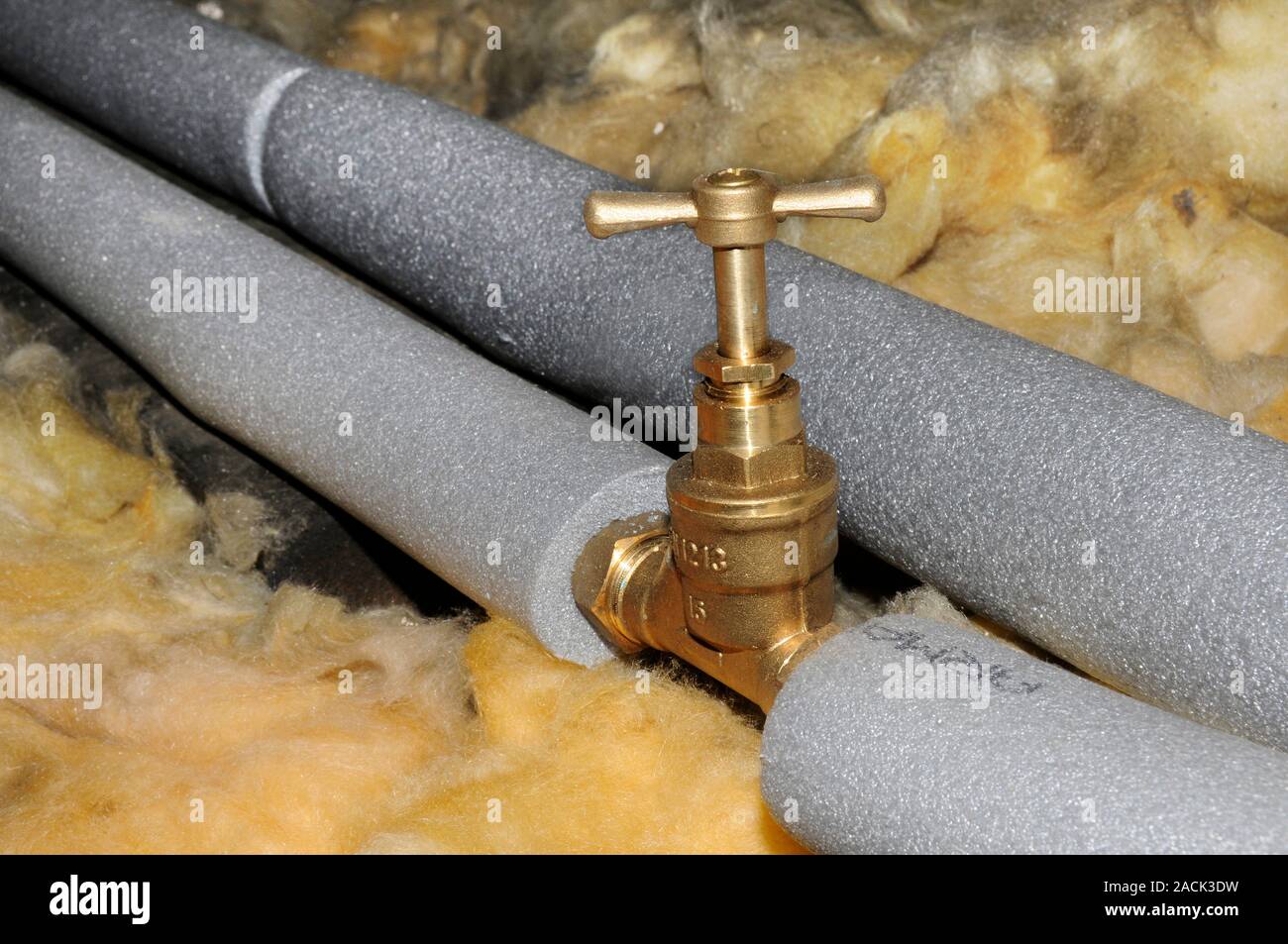 Теплоизоляция для труб водоснабжения от конденсата. Изоляция труб в ванной. Капли с потолка. Теплоизоляция для труб холодной воды от конденсата. Мокрый потолок.