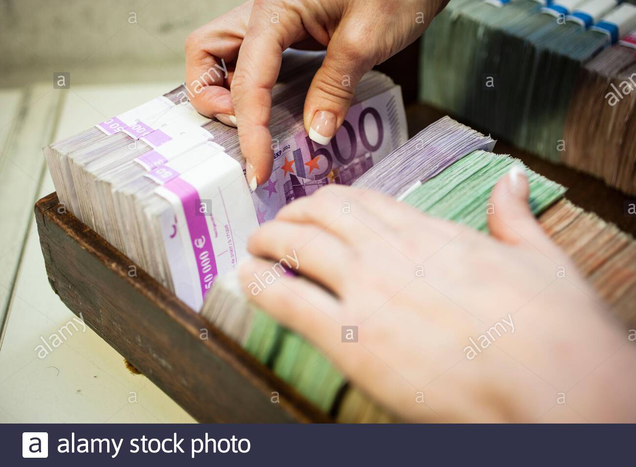500 Euro Scheine In Einer Kasse Bei Einer Bank Stock Photo