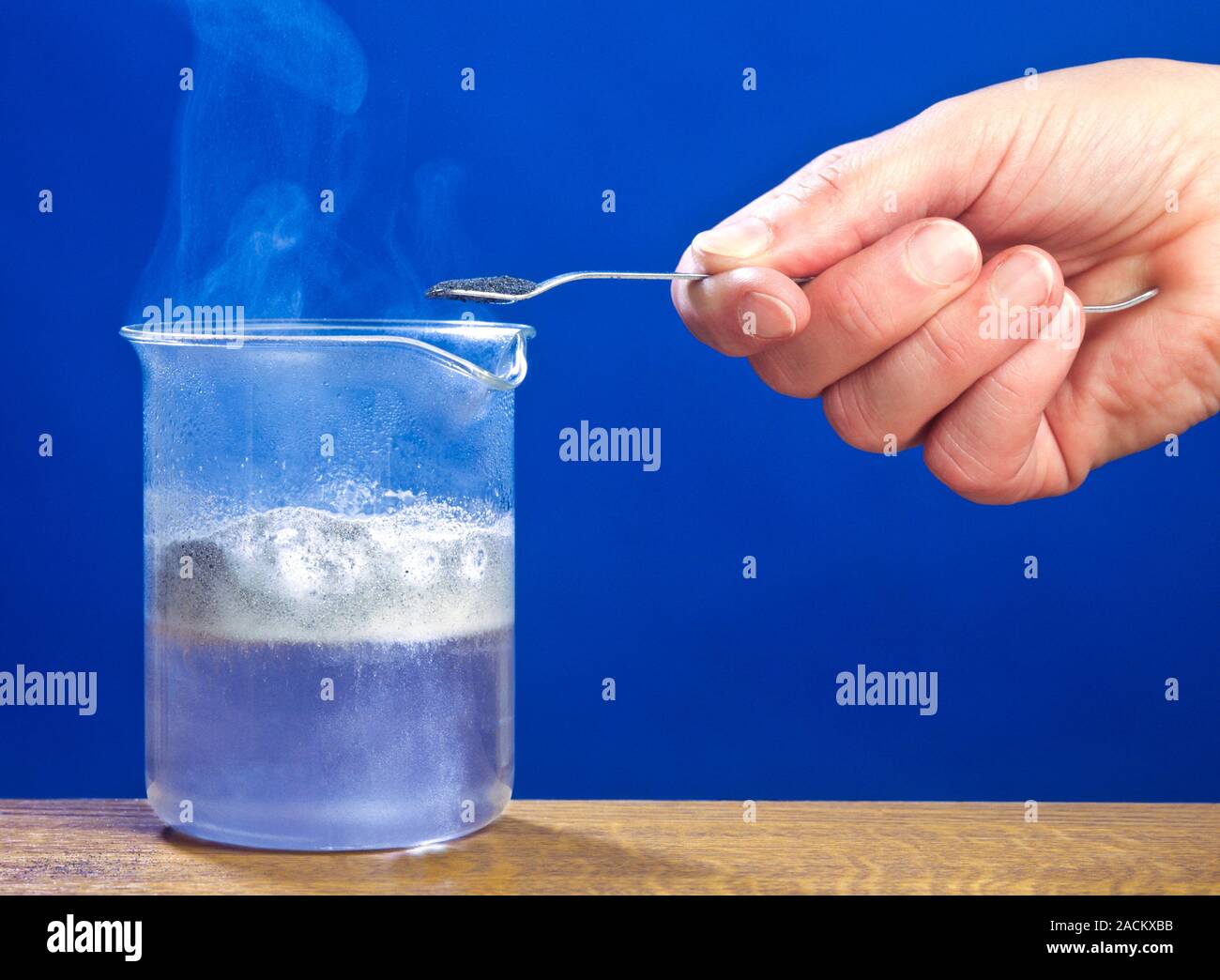 Magnesiumacid reaction. Magnesium powder reacting with dilute
