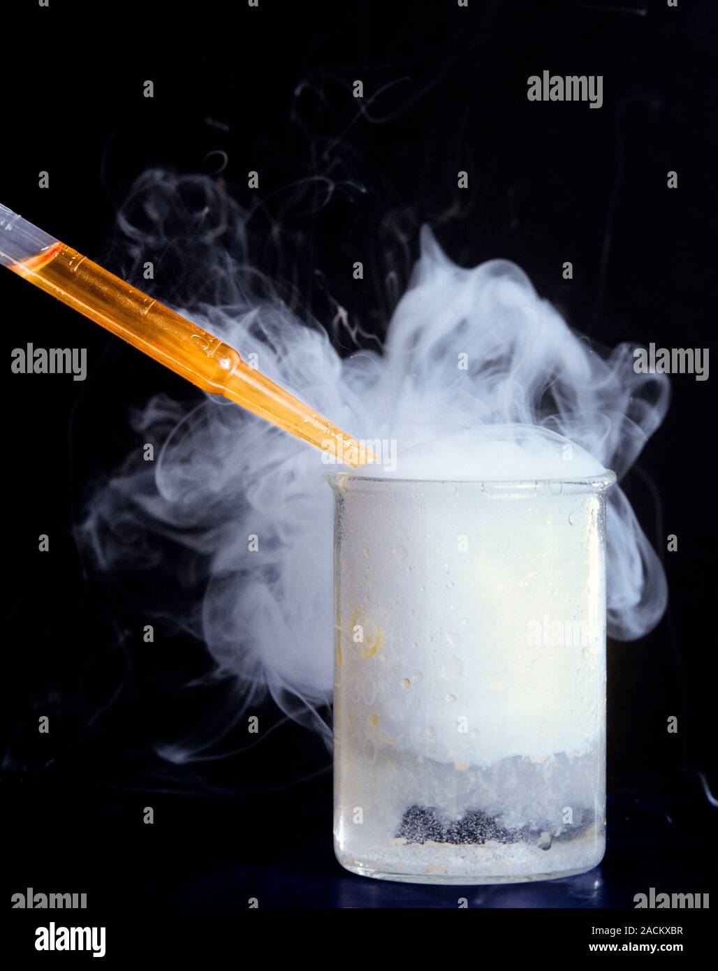 красивый дым. дымный фон. красивые химические опыты. вдыхание пыли. пар от кислоты.