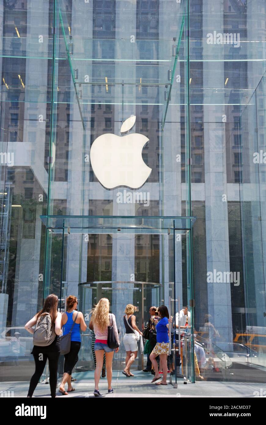 Apple store on Fifth Avenue in Manhattan, New York City, USA, North America  Stock Photo - Alamy