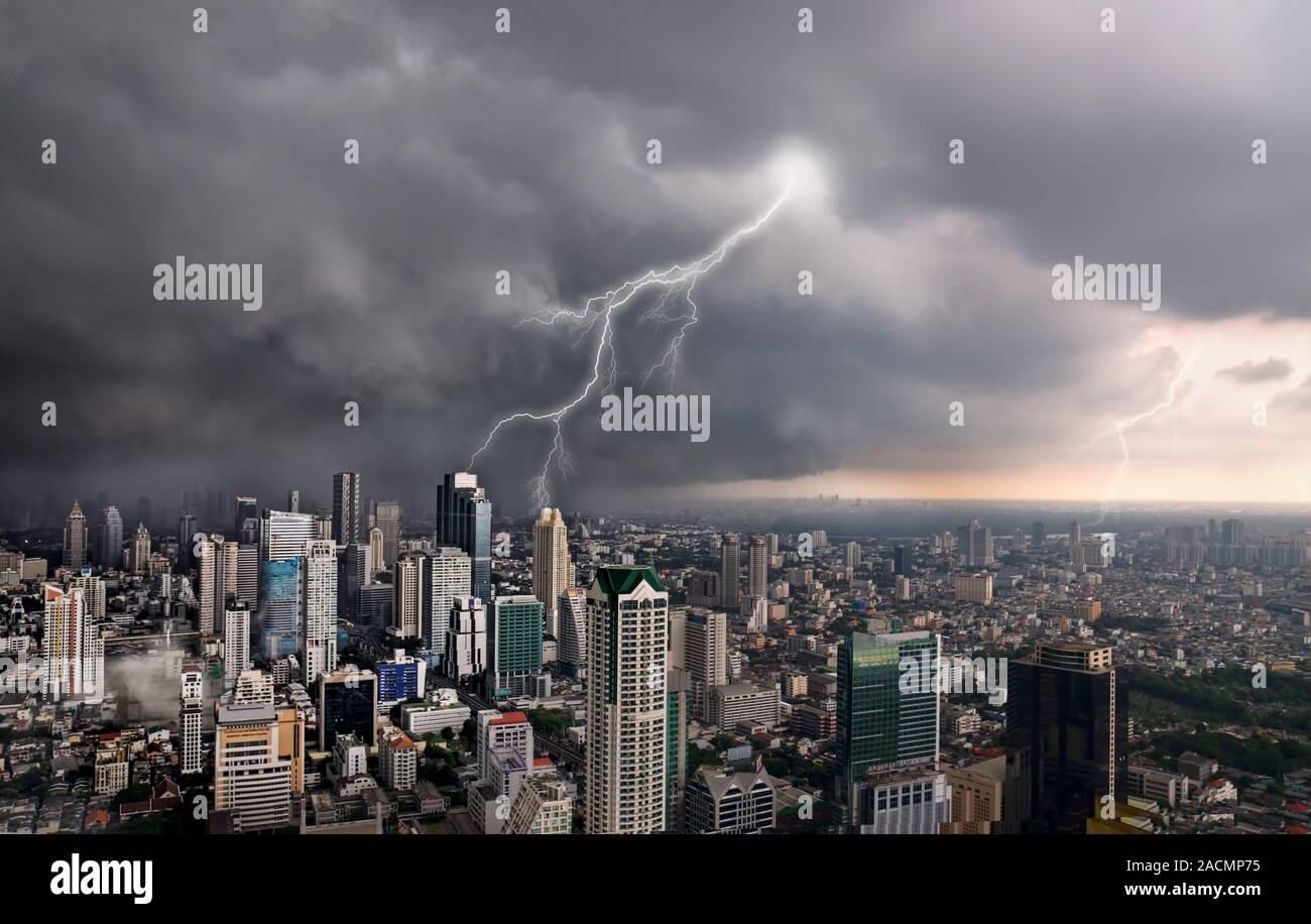 Lightning over a city hi-res stock photography and images - Alamy