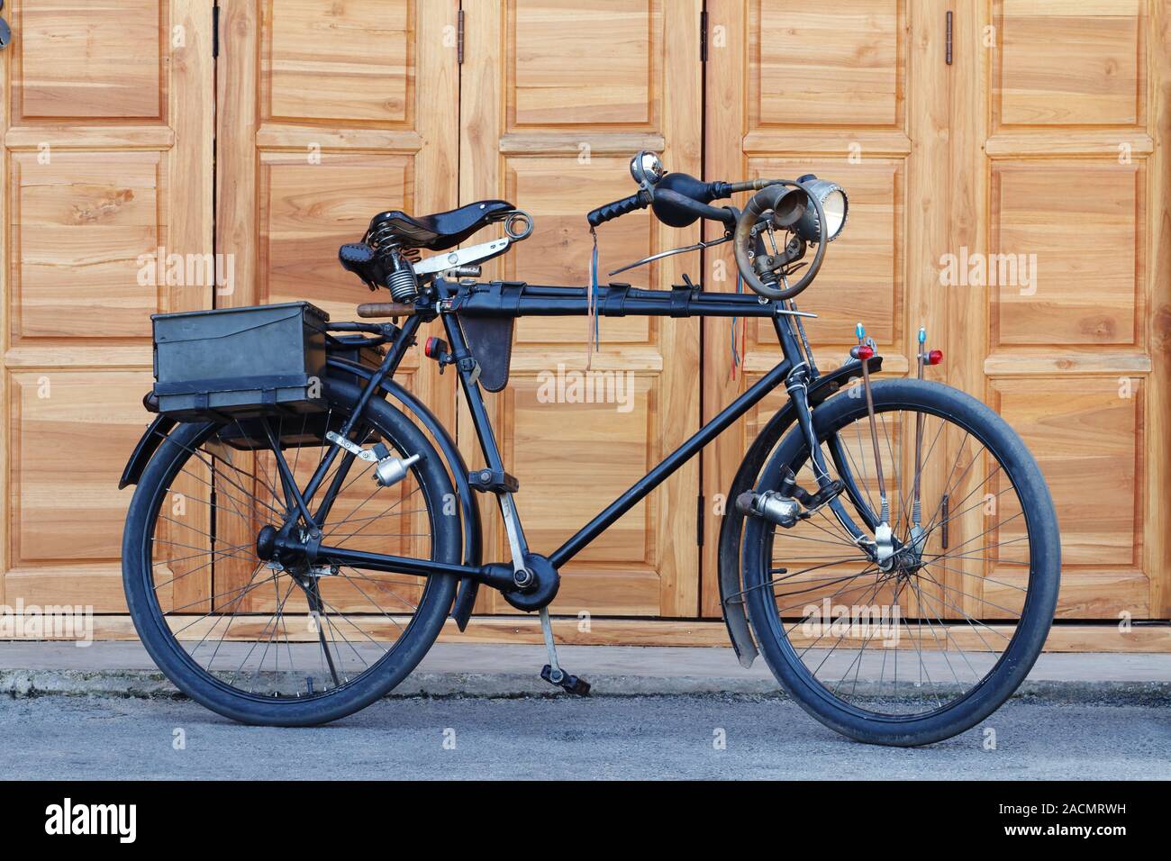 Line drawing vintage bicycle hi-res stock photography and images - Alamy