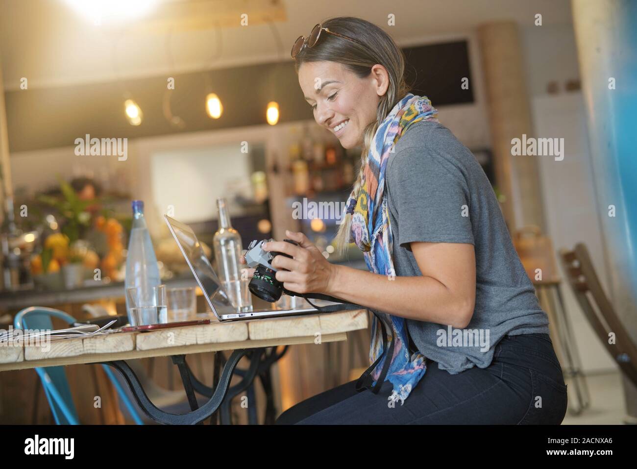 Young woman in coffee shop smiling at camera Stock Photo - Alamy