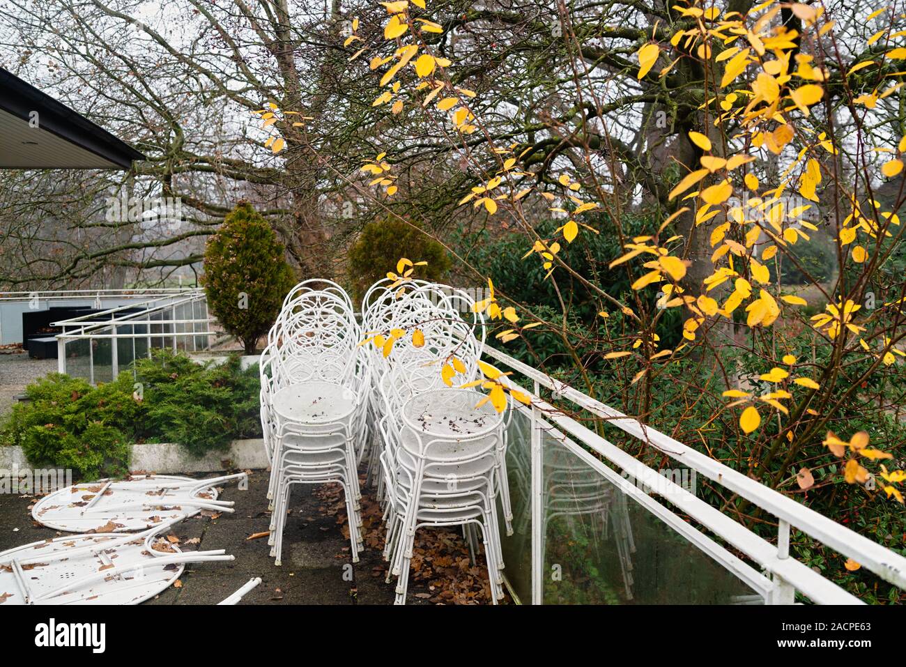 Alte STühle, draußen Stock Photo