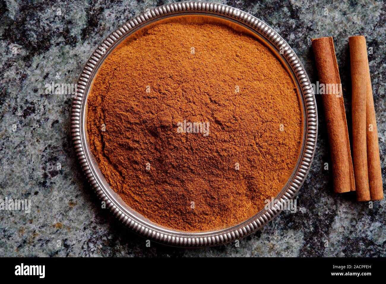 Chinese cassia (Cinnamomum cassia), cinnamon sticks and ground cinnamon