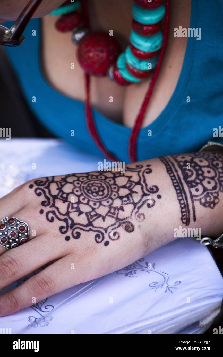 beautiful hand painting with henna Stock Photo Alamy