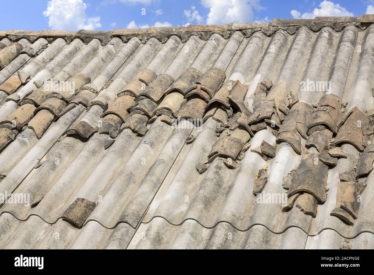 Asbestos roof sheet hires stock photography and images Alamy