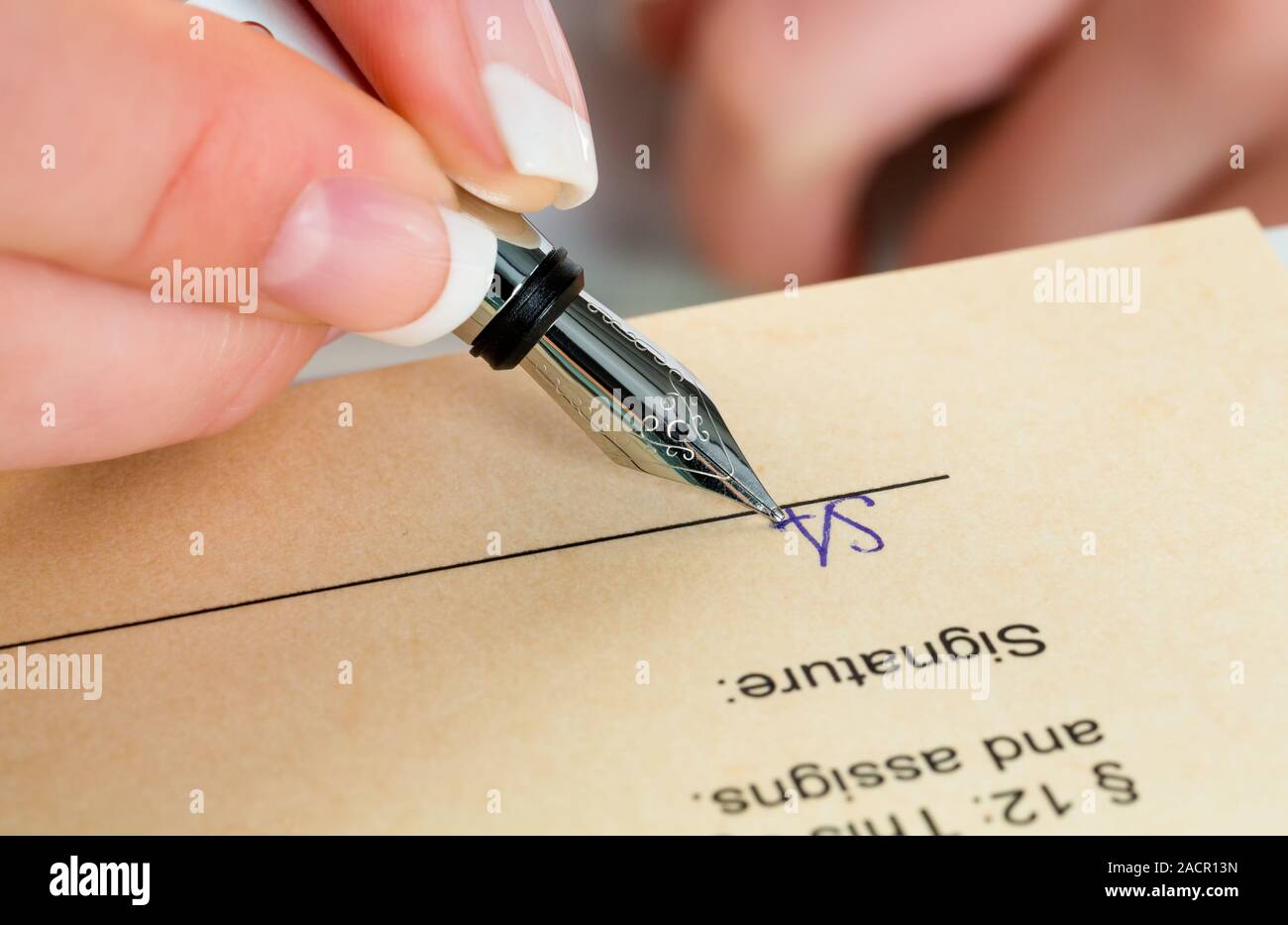 Hand with fountain pen signs contract Stock Photo - Alamy