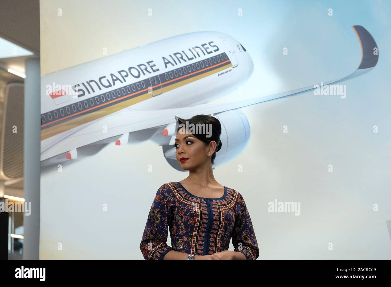 Singapore airlines flight attendant hi-res stock photography and images ...