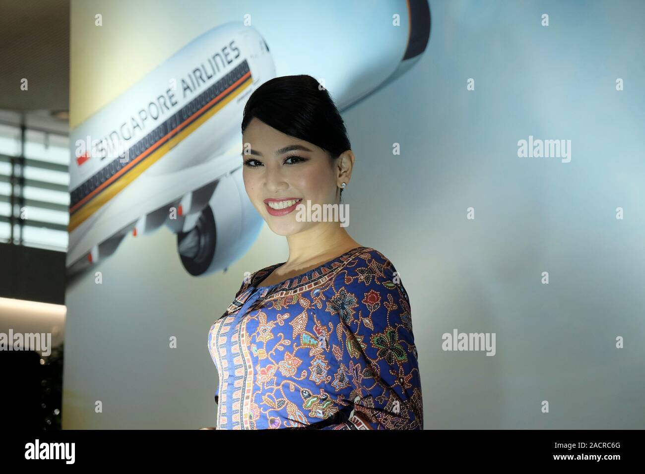 A Singapore Airlines flight attendant Stock Photo Alamy