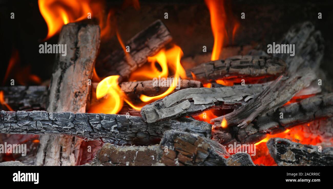 fireplace with coals burning down Stock Photo - Alamy