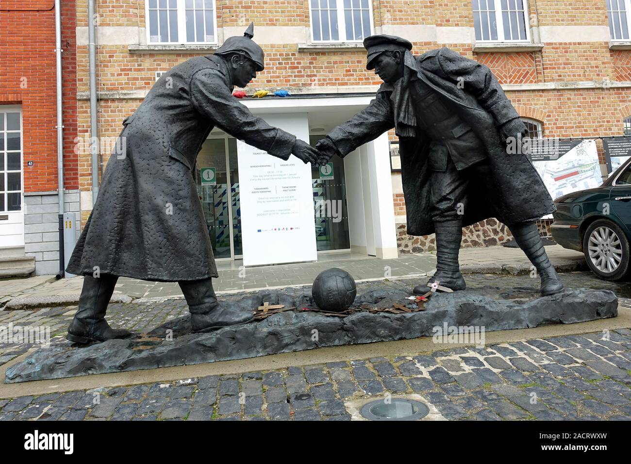 This statue in Messines, Belgium, commemorates the unofficial truce between British and German soldiers at Christmas 1914 Stock Photo