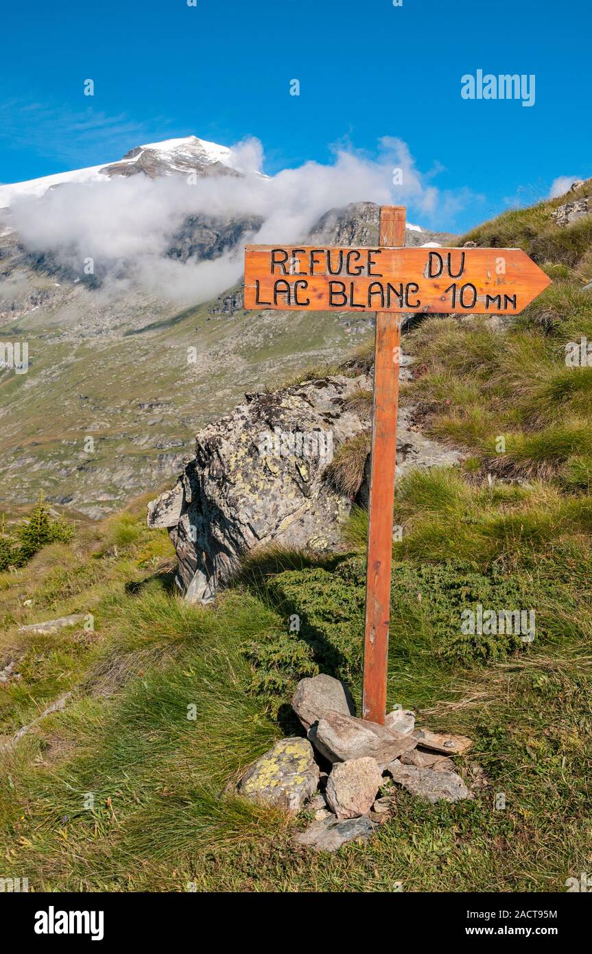 Signpost to the refuge of Lac Blanc, Vanoise National Park, Savoie (73), Auvergne-Rhone-Alpes, France Stock Photo