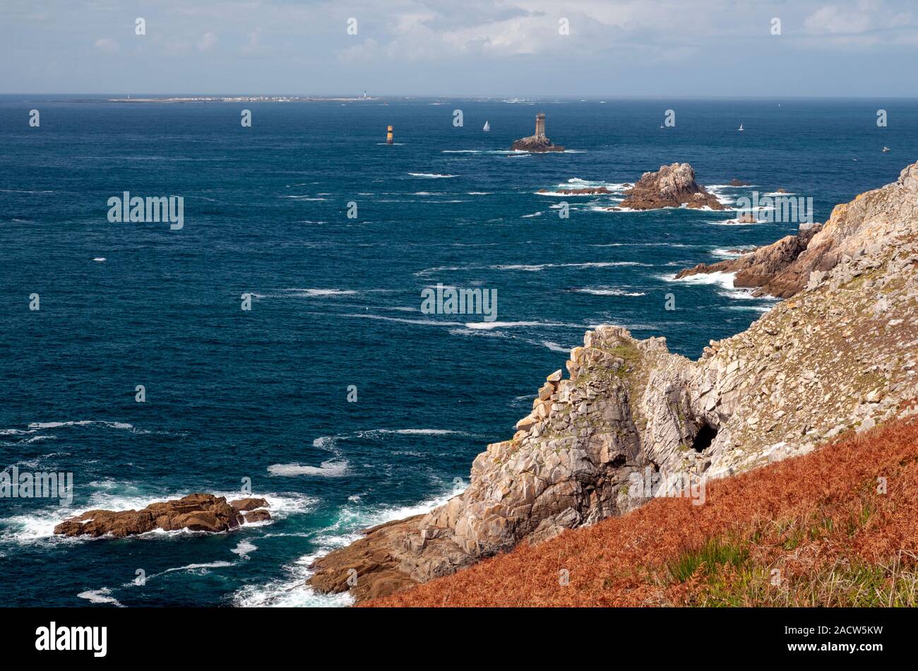 Pointe du Raz with the lighthouse ‘le phare de la Vieille’, Iroise sea, Cap Sizum, Plogoff, Finistere (29), Brittany, France Stock Photo