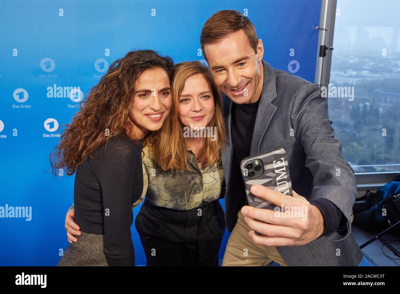 hamburg-germany-03rd-dec-2019-the-actresses-sesede-terziyan-l-r