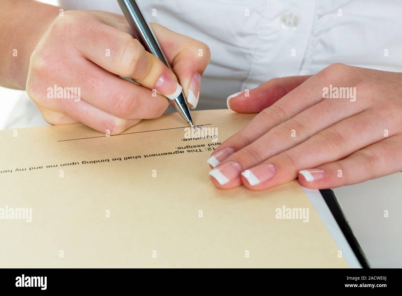 Hand with fountain pen signs contract Stock Photo - Alamy