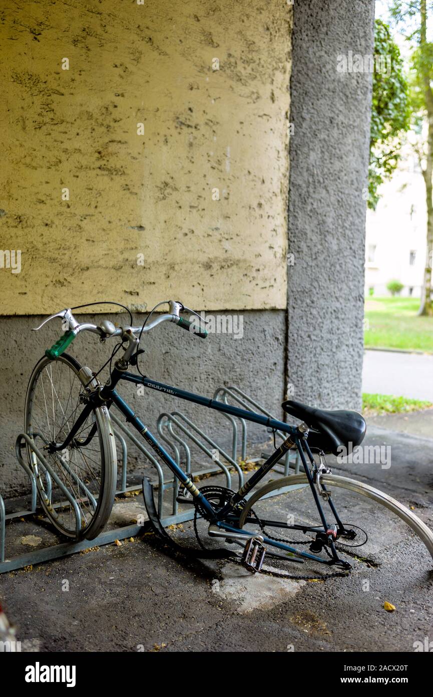Broken bike in the bike rack Stock Photo - Alamy